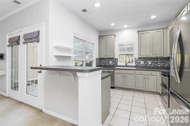 Building Photo - 10978 Princeton Village Dr
