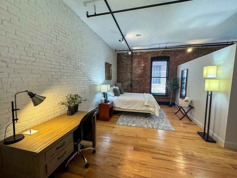 Building Photo - 19 Stanhope St