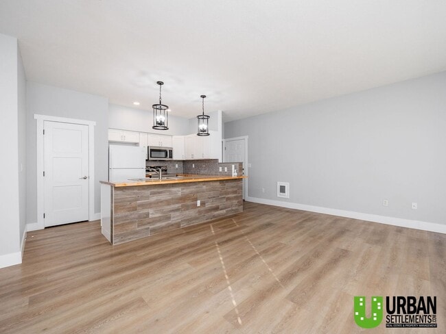 Building Photo - Bright 2 Bedroom Condo in Beautiful Libert...