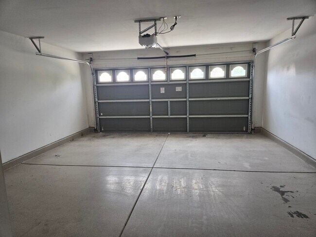 Building Photo - 3 bed, 2 bath in Surprise
