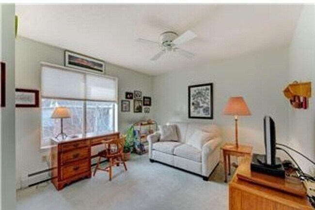 Building Photo - Edina Condo, Vaulted Ceilings, All New Carpet and Paint, In Unit Laundry, Garage Parking, One Mon...