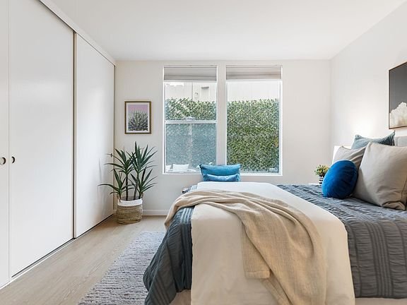 Building Photo - 811 York St