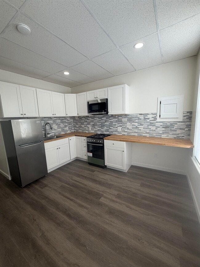 Building Photo - 158 Main St