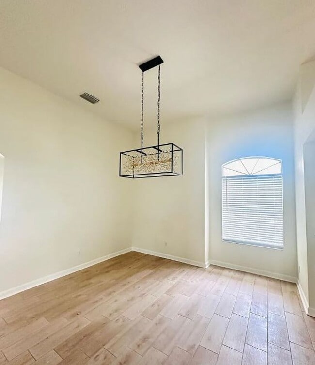 Building Photo - Your Dream Home Awaits! 5 bedroom 3 bath Single Family HOME!!