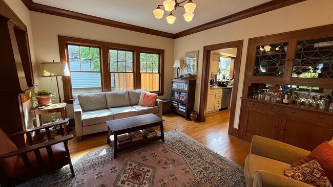 Building Photo - Beautiful Fully Furnished Home in Close-In...