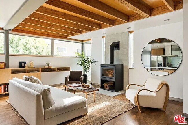 Building Photo - 724 Superba Ave