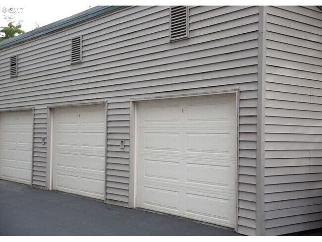 Building Photo - 10845 SW 121st Ave