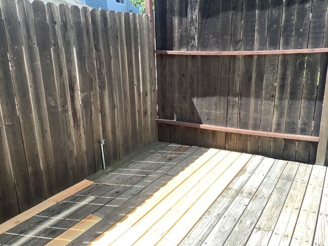 Building Photo - Centrally Located 2 Bedroom Townhome