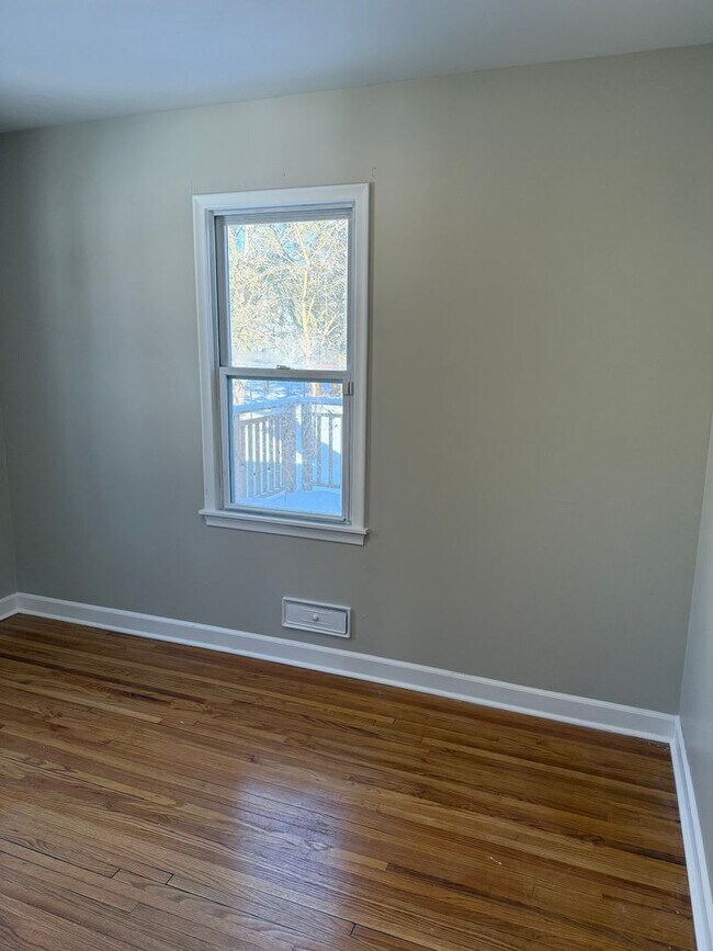 Building Photo - THREE BEDROOM SINGLE-FAMILY HOME WITH ACREAGE!