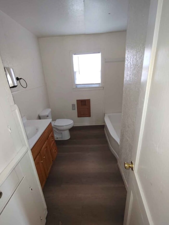 Building Photo - 207 E Chestnut Ave