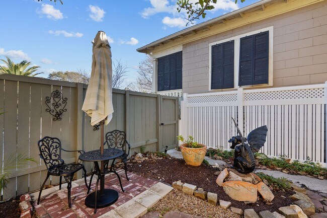 Building Photo - 611 Church St