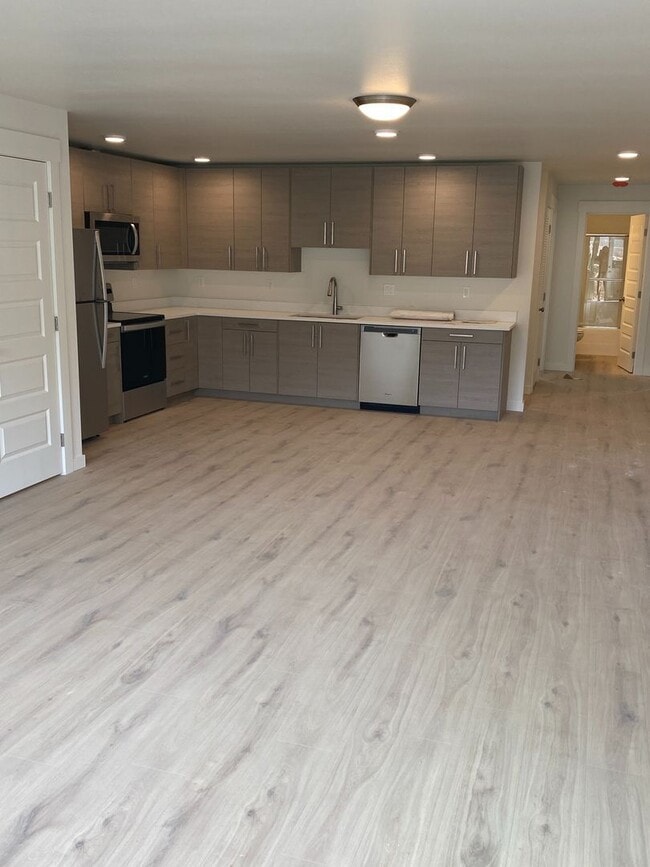 Building Photo - 198 SW Maricopa Dr