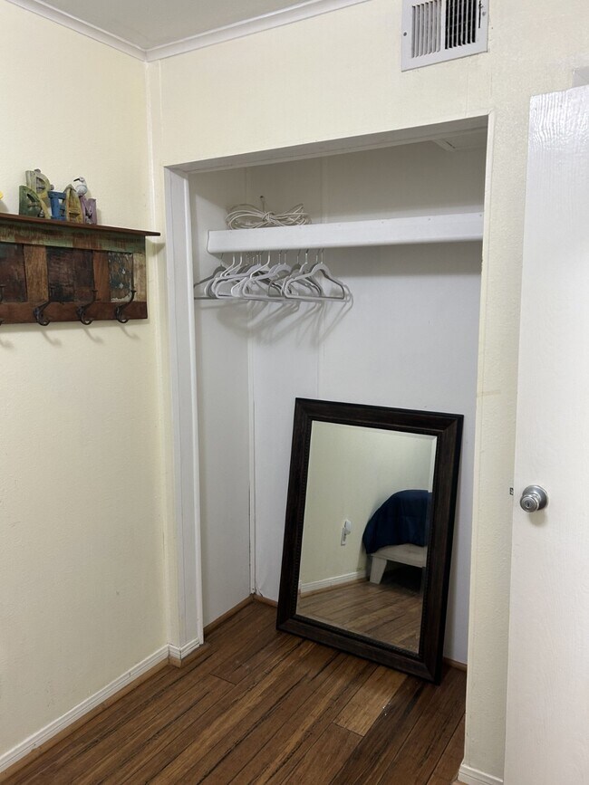 Building Photo - 6102 Seawall Blvd