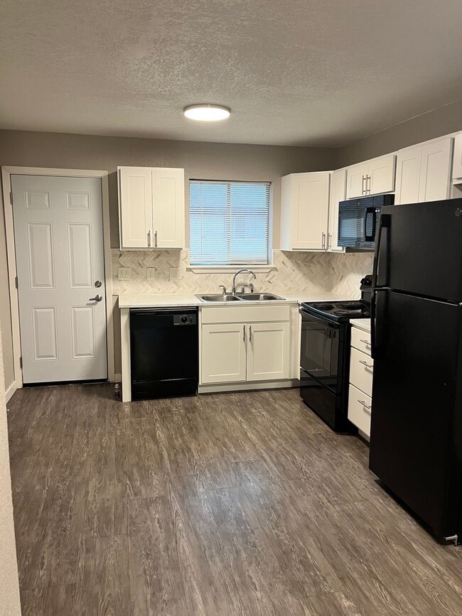 Building Photo - 2 Bedroom 1 Bath Triplex | Brookridge #2