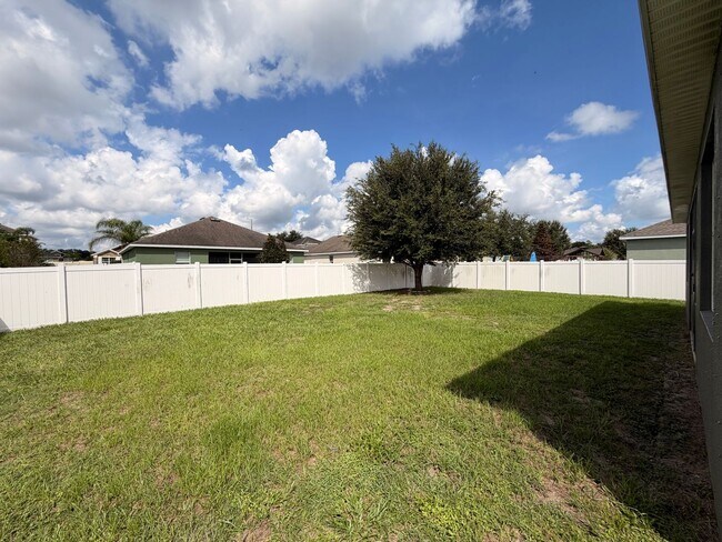 Building Photo - 633 Highland Meadows Ave