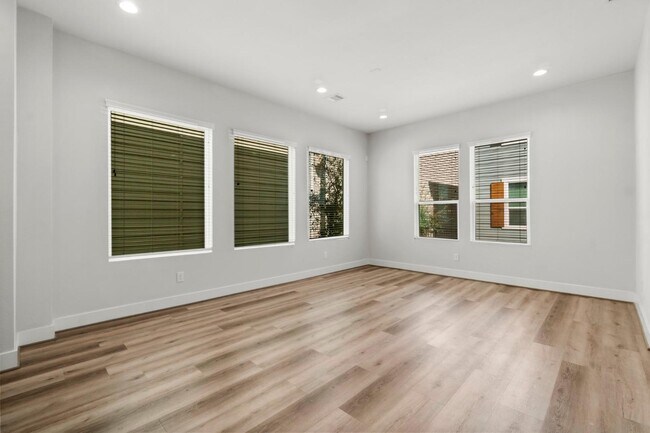 Building Photo - 3362 Pinemont Dr