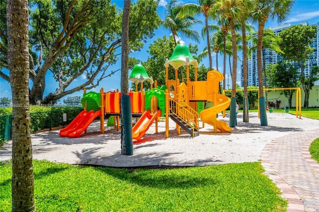 Building Photo - 1865 Brickell Ave