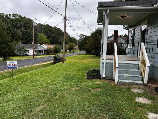 Building Photo - Renovated Bungalow in central High Point Location!!