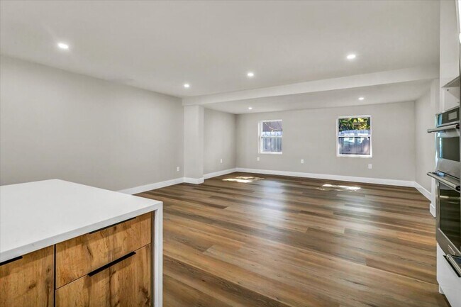 Building Photo - 525 Lamara Way NE