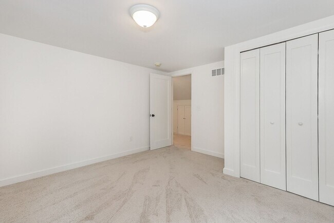 Building Photo - Four bedrooms/2.5 Baths Newly Remodeled Bay Village Home!
