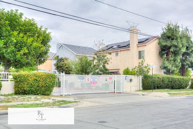 Building Photo - Freshly painted and featuring brand new 2nd-floor flooring 3 Bedrooms, 2.5 Bathroom in Baldwin Park