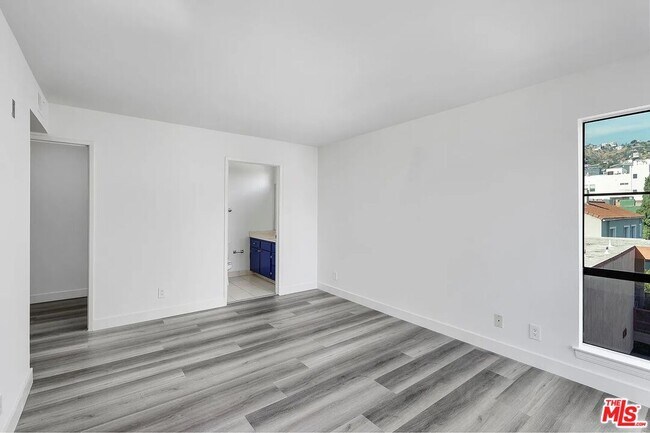 Building Photo - 909 Croft Ave