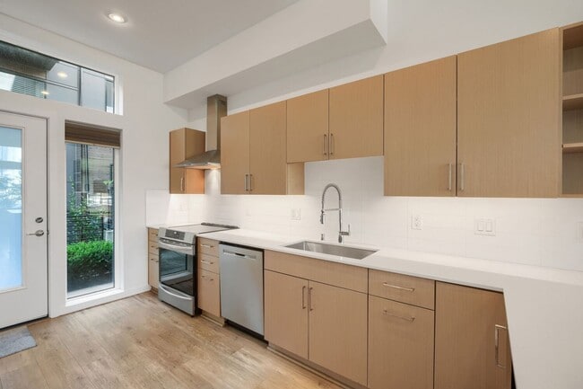 Building Photo - Stunning 2bed/2bath Townhome in Convenient Seattle Location!
