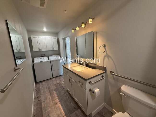 Building Photo - Quiet Small town Apartment in Davenport