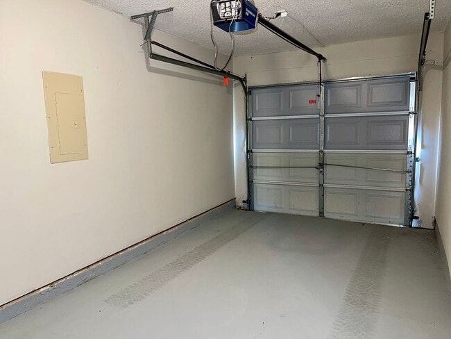 Building Photo - Remodeled  3 Bed/2 Bath Home in a Quiet bu...