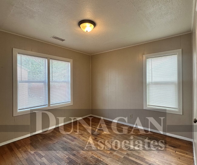 Building Photo - 2 Bedroom with office area 1.5 bath