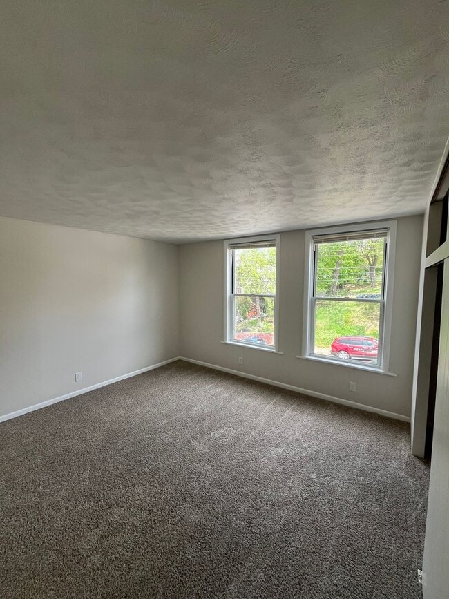 Building Photo - Large 2 Bed, 1 Bath Home, with Office/Bonus Room! Available Now!