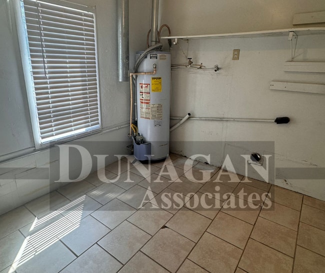 Building Photo - 2 Bedroom 1 Bath home Central Heating and Cooling