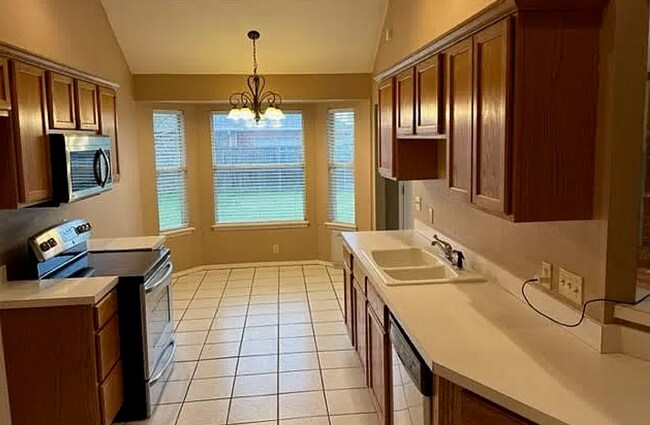 Building Photo - Spacious 3BD/2BTH In Yukon