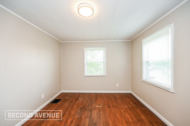 Building Photo - 5589 Raceview Ave