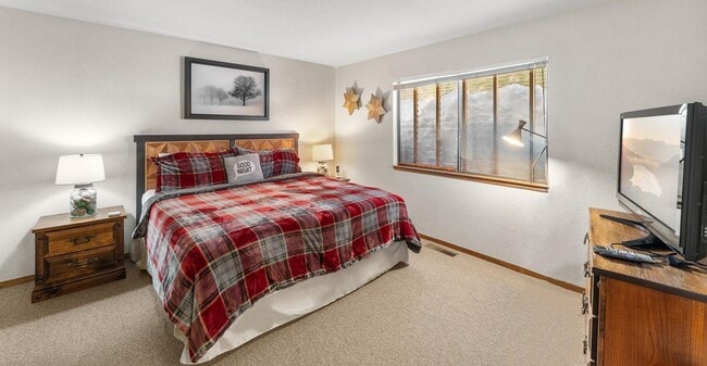 Building Photo - SKI LEASE: Ranch Home with Garage & Gas Fireplace!