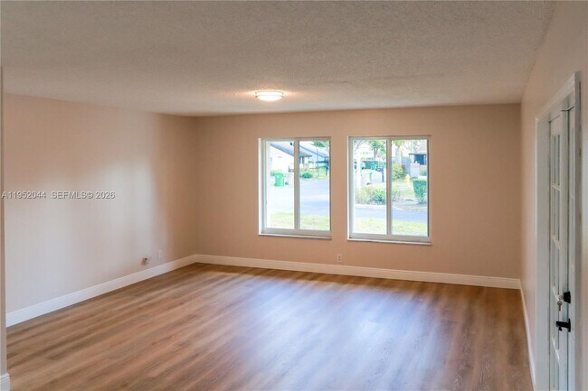 Building Photo - 8320 SW 39th Ct