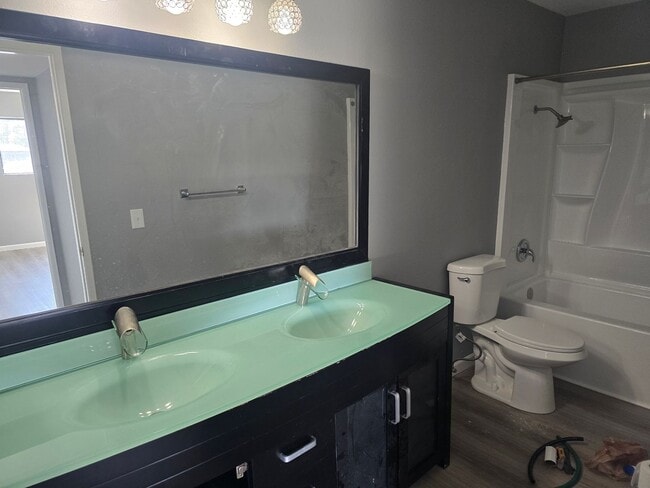 Building Photo - Large 1 Bed 1 Bath Condo