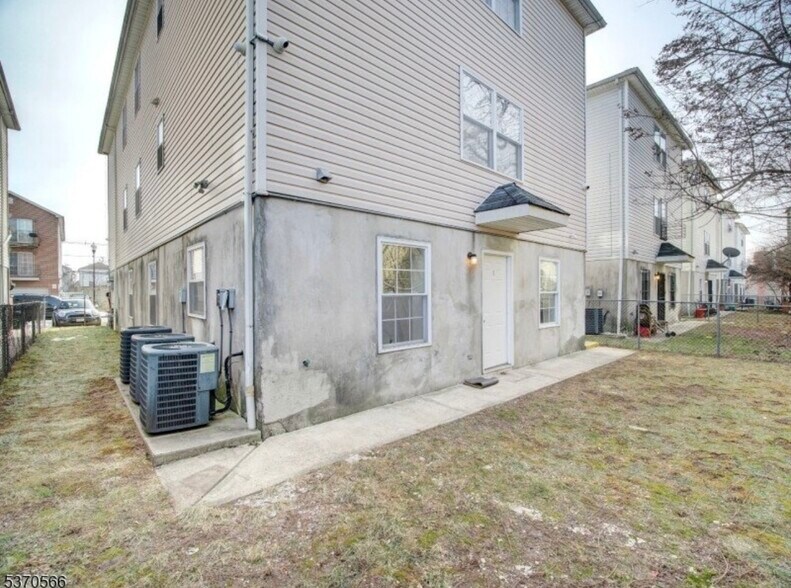 Building Photo - 13 Lisa Ct