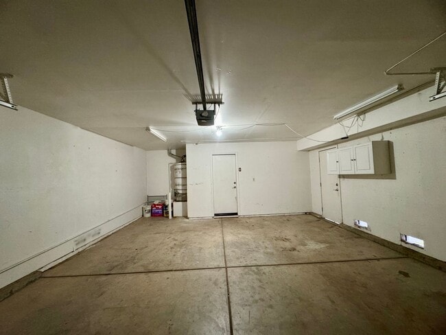 Building Photo - Spacious 3 Bedroom 3 Full Bathrooms Available Now!