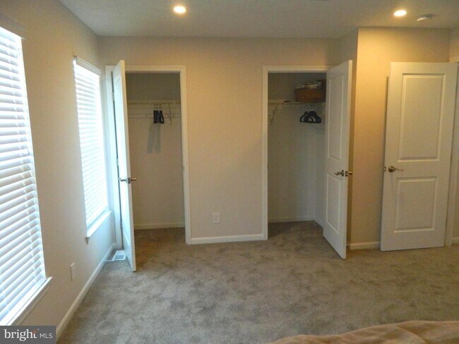 Building Photo - 82 Pebble Ln