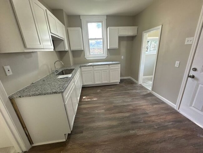 Building Photo - Beautifully renovated with mother in law s...