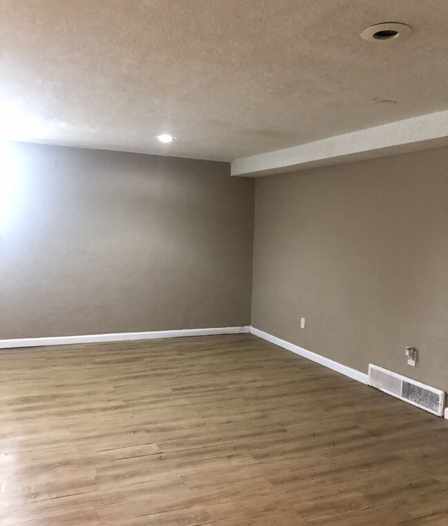 Building Photo - Gorgeous South KC Split Level