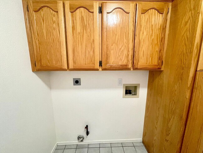 Building Photo - Cute 3 Bedroom Home in Center of Kingman- Available Now!