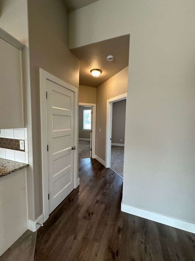 Building Photo - Centrally Located in Kennewick!