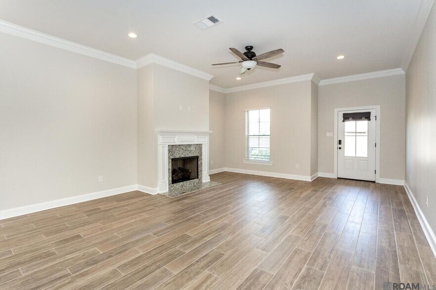 Building Photo - 6356 Lake Edge Dr