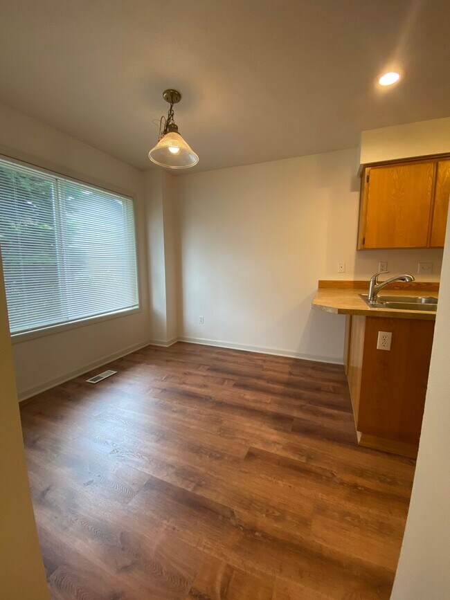 Building Photo - 2 Bedroom Townhome