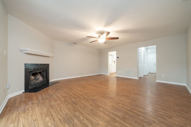 Building Photo - Gorgeous 2 Bedroom, 2.5 Bath Townhome in N Raleigh, Lot of updates!  Pet Friendly!