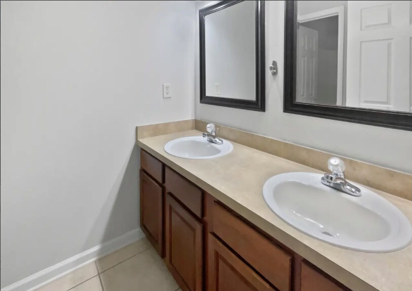 Building Photo - 3583 Old Village Dr