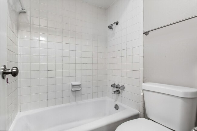 Building Photo - 136 Shadybrook Dr