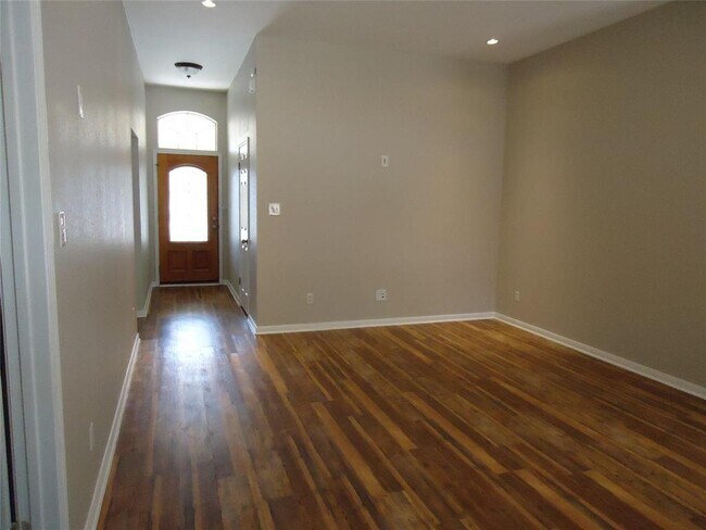 Building Photo - 1404 Peachtree Valley Dr